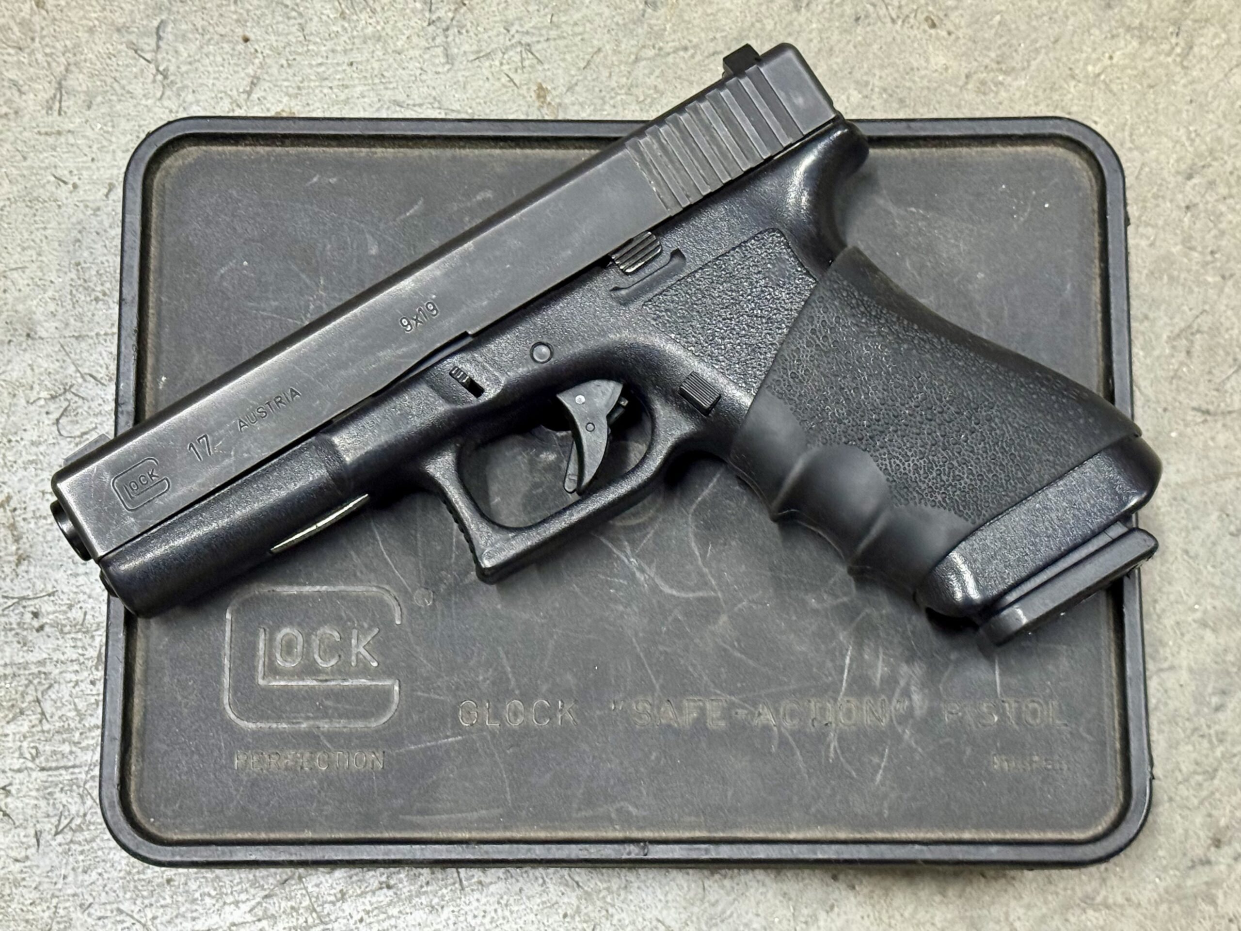 Glock 17 Gen 2 9mm 17rd 1993 Tupperware Box Restricted LEO Mag