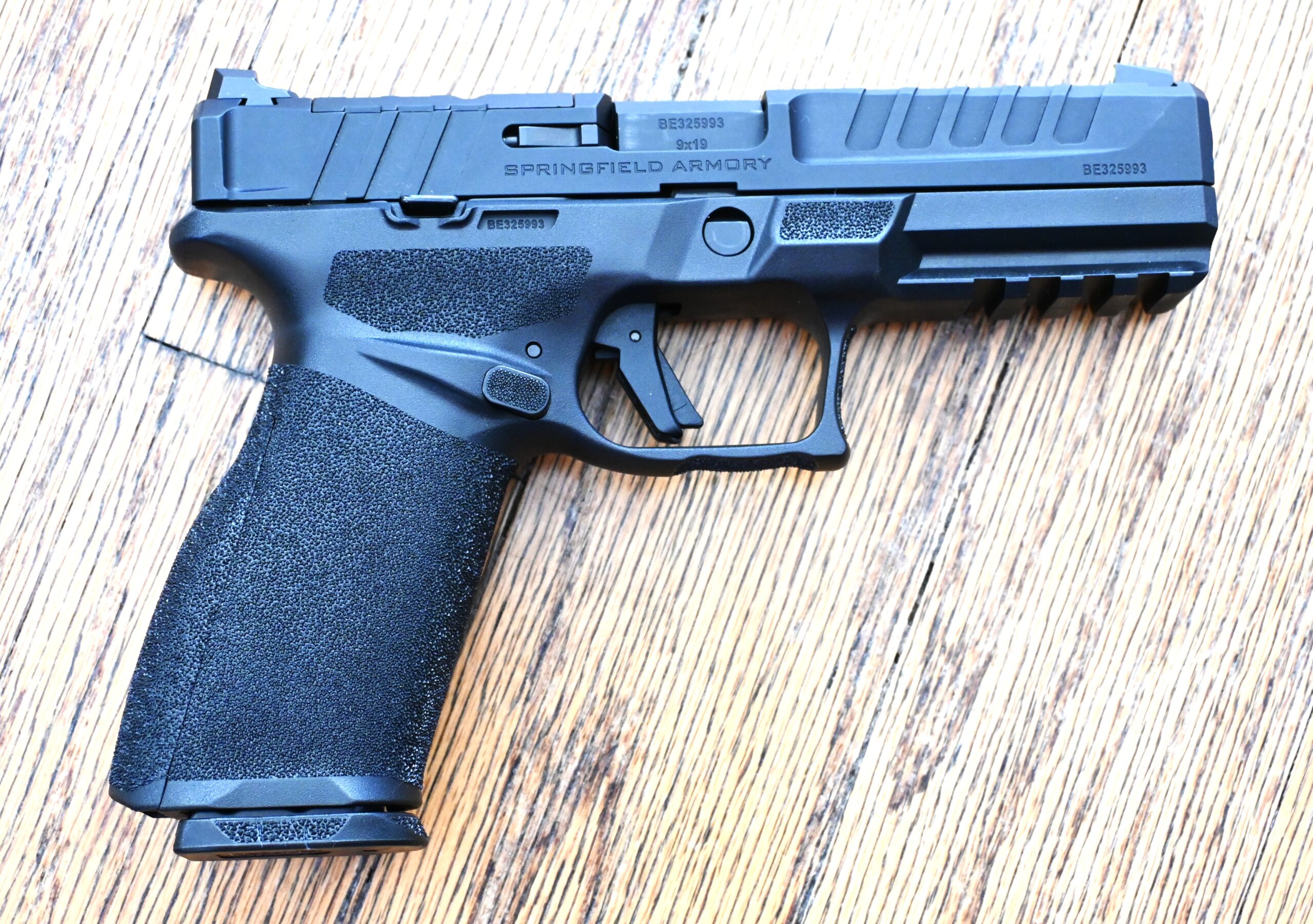 Springfield Armory ECHELON Black 9mm Pistol 4.5" Barrel 17 Round Magazine with Additional Desert FDE Grip Module