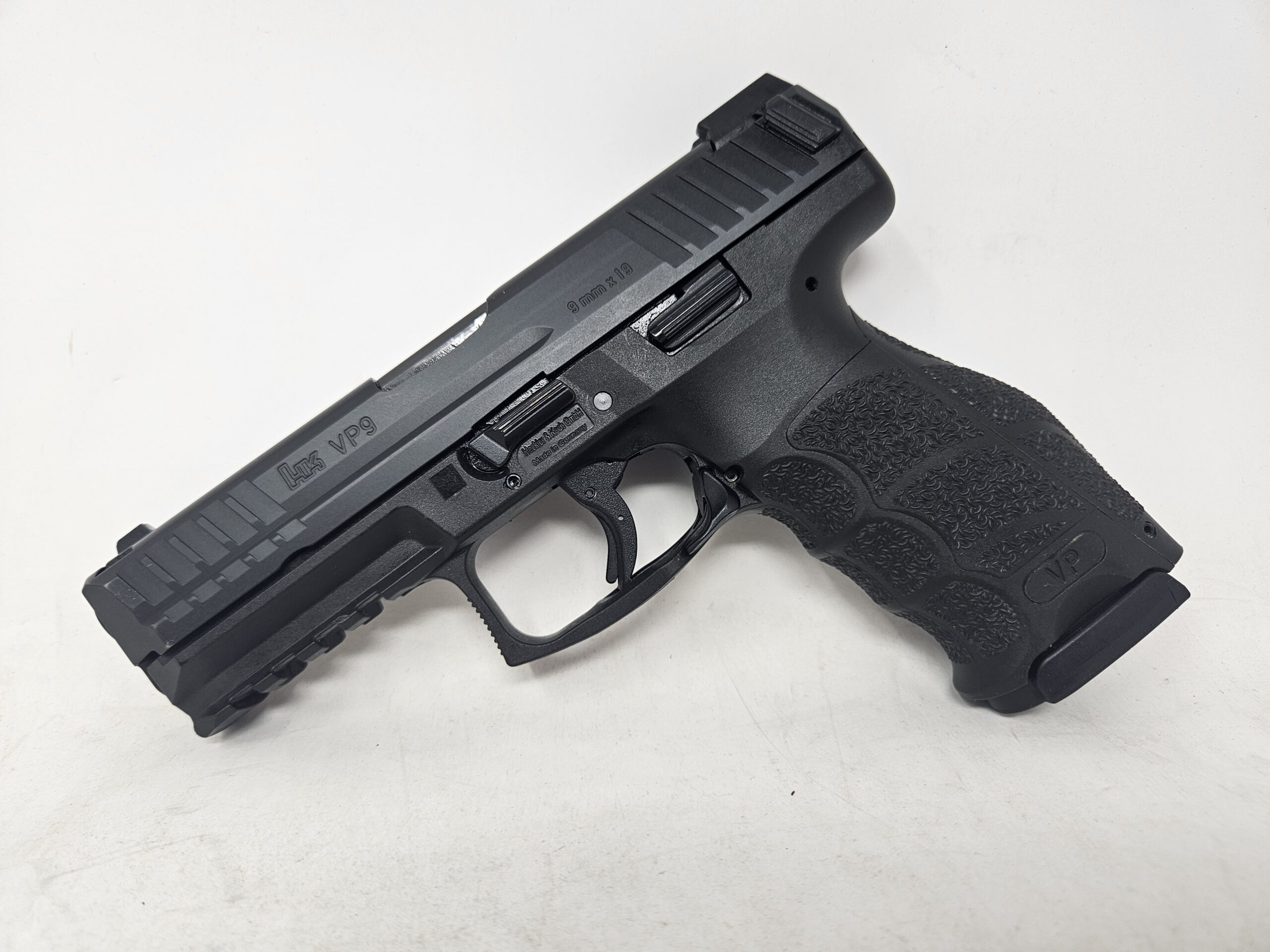 USED HECKLER & KOCH VP9, 9mm, 3-Dot Luminous Sights, Black,17-Rd